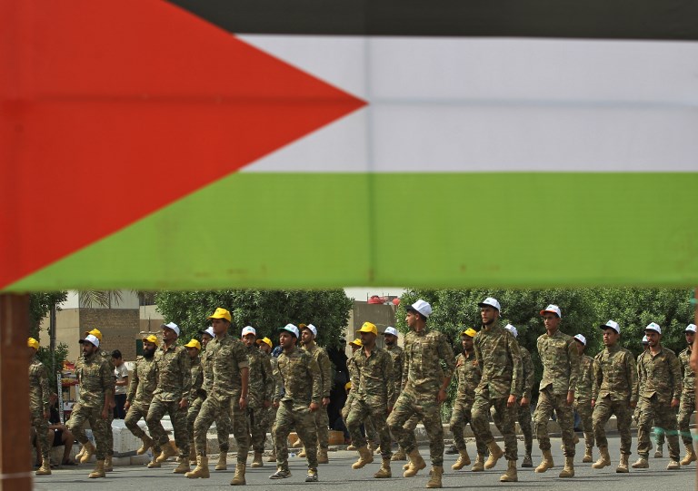 مقاتلون شيعة خلال مسيرة بمناسبة 